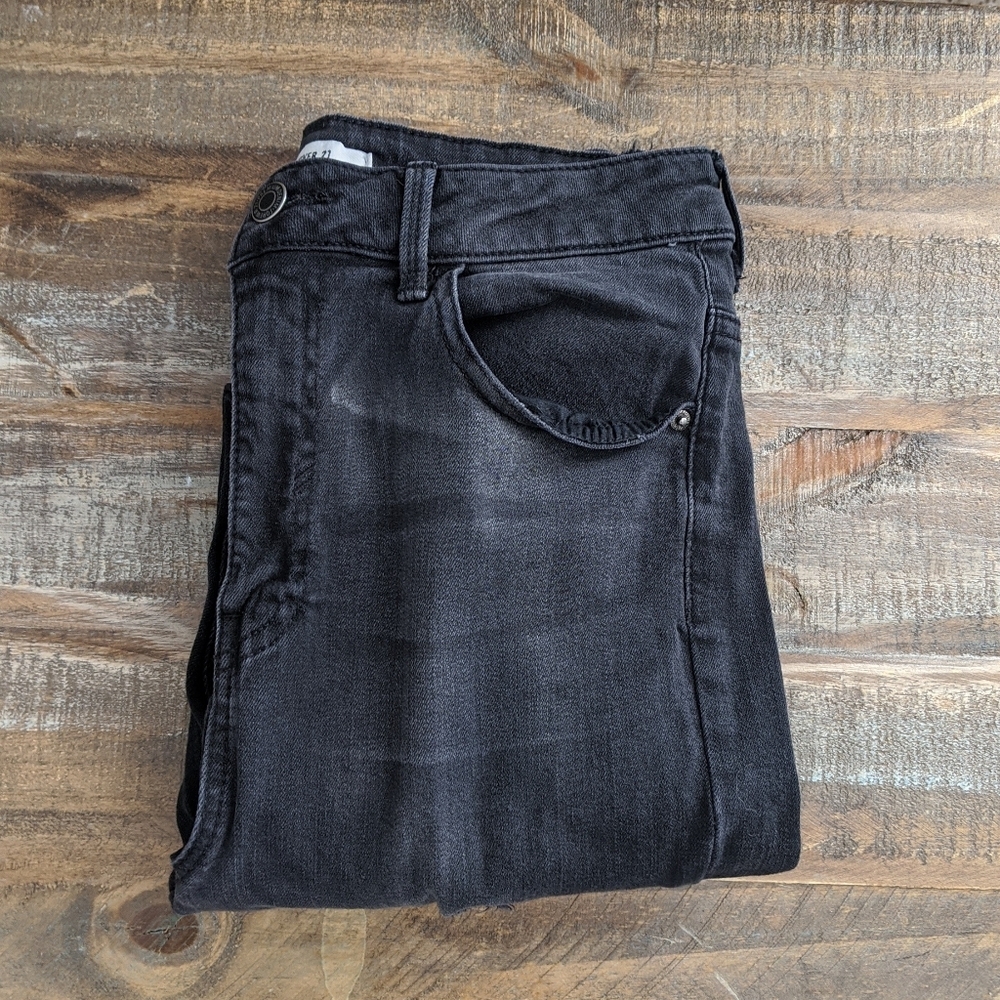🌿HIGH RISE DISTRESSED JEANS🌿 - Picture 1 of 8